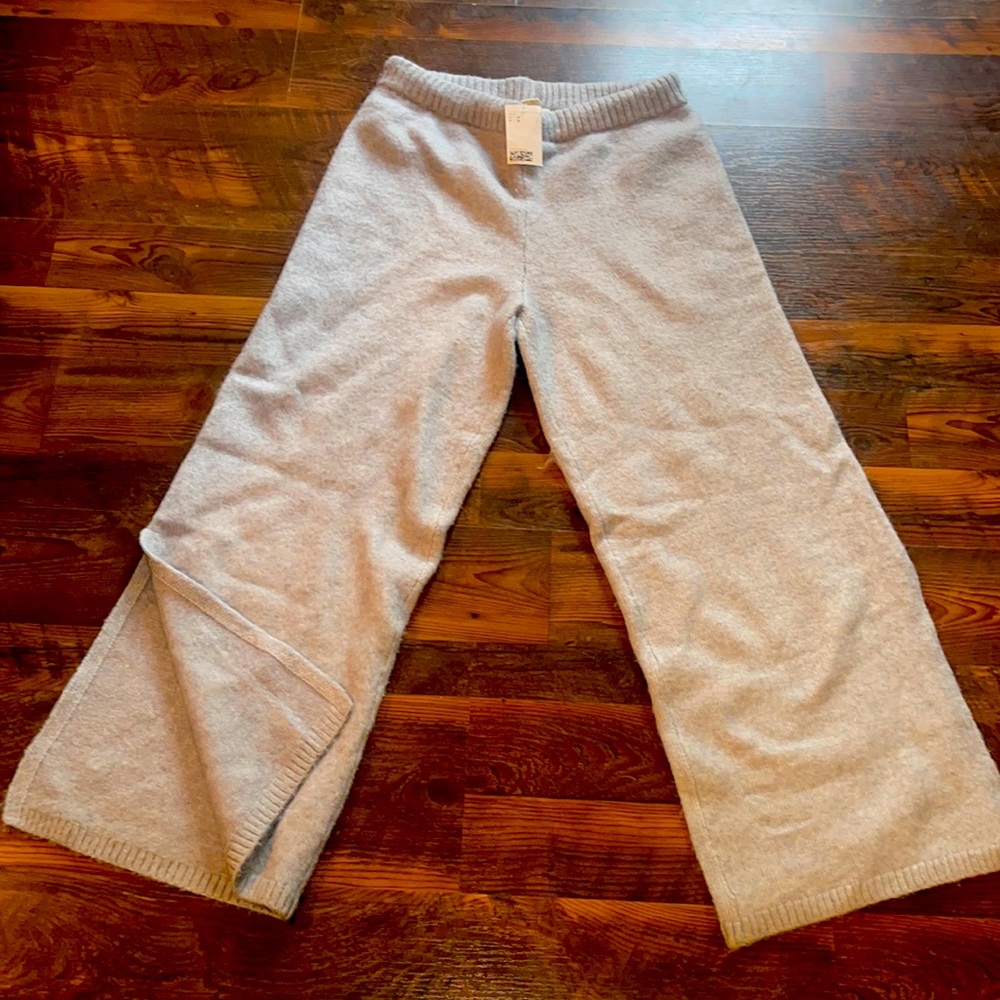 New with tags H&M sweater pants with split leg. Super adorable!
